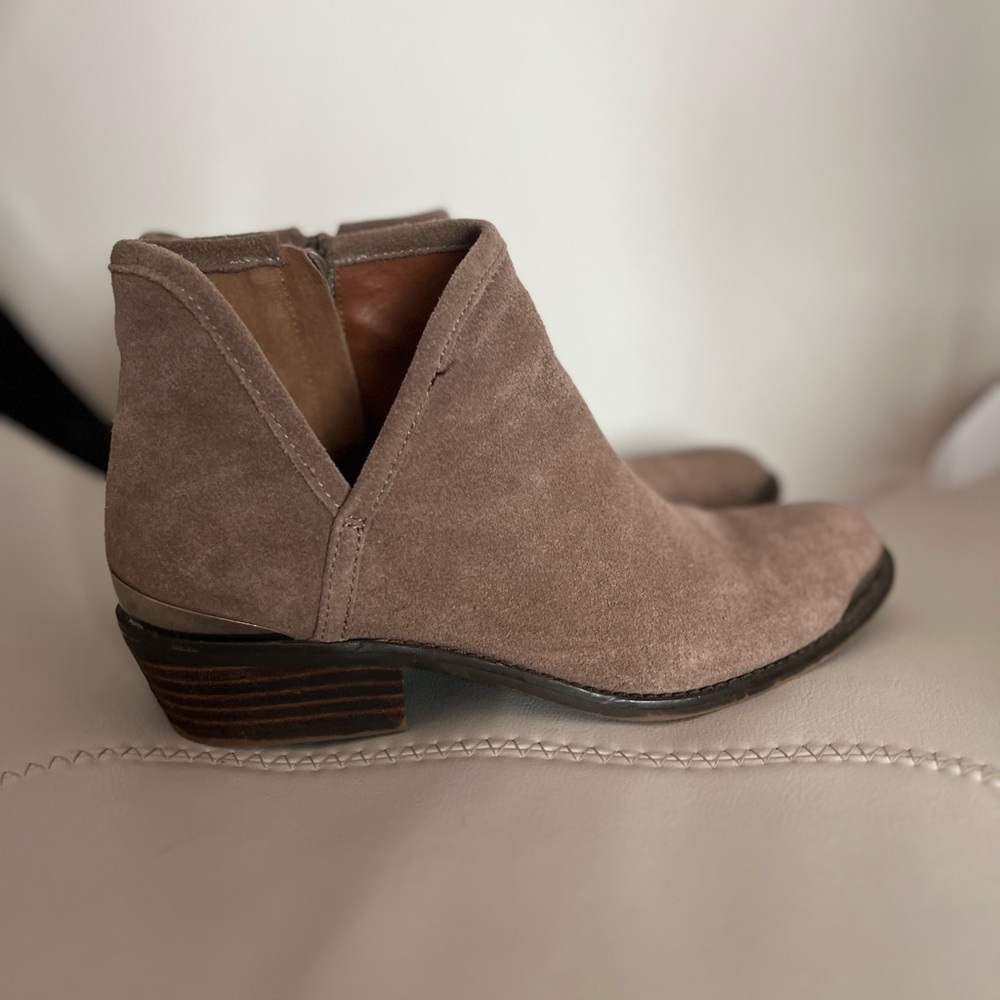 Lucky Brand Suede Tan Taupe Booties Boots Sz. 8 - Picture 2 of 7